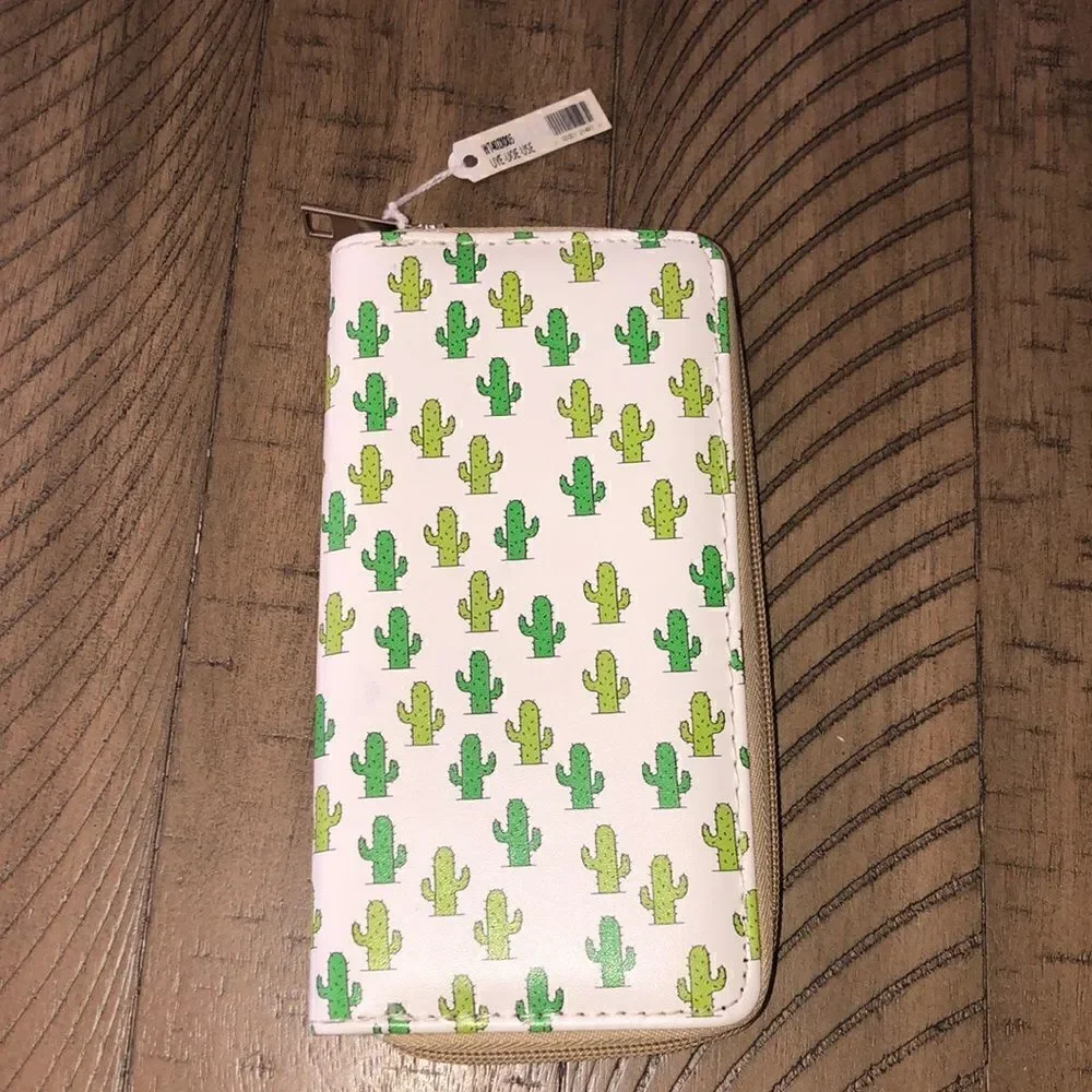 NWT Lucky 🍀 Cacti 🌵 Vegan 🌱 Zip Wallet 12 card inserts zip coin Secure!